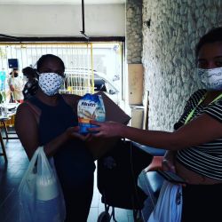 Recebemos 2400 pacotes de cereais que já rechearam ( e ainda vão  rechear!) as nossas cestas e emergência. Já  entregamos em 4 abrigos e nas últimas cestas distribuidas. Doamos uma parte para a liderança comunitária, que também  está apoiando as famílias da favela o Tubo. Unidos conseguir alcançar  mais famílias com certeza!
Obrigada a @claraprado que nos ajudou a receber essa entrega. Somos gratos a @avenuessaopaulo e a @danone.br pela generosa doação! Muitas crianças vão  se beneficiar com esses cereais, que vão  dar uma incorpada  no leitinho da molecada!
Que essa onda de generosidade, vire um grande tsunami de amor!
Estamos aqui se desejar doar!

#trilheirosdosaber #bemcomum #pandemia  #doe  #doação #amor  #generosidade  #alimento #love #danone 
#famílias #done
