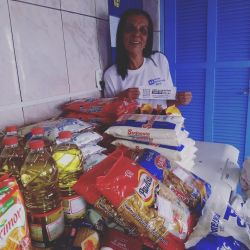 Seguimos distribuindo nossas cestas de emergência, para apoiar mais e mais pessoas em meio a pandemia.

Essa da foto é a tia Naná, como é  carinhosamente chamada pelos meninos e meninas, de quem ela cuida com todo amor e carinho. 
No cotidiano da Bem Comum, escutamos qto os adolescentes amam essa tia. Ela é  educadora  em um dos serviços  de acolhimento parceiros. 
Naná, siga assim carinhosa, dedicada e tendo como foco o bem estar de todas as crianças  que precisam do seu trabalho. Vc é  especial.

Assim, essa querida educadora agradece: Nós tias, as crianças e os adolescentes agradecemos de todo ?? esse apoio!

#bemcomum #trilheirosdosaber #pandemia #covid19 #coronavirus #solidariedade  #doação #doe #CoronaVirusChallenge